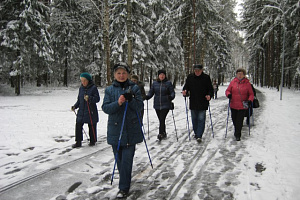 Регулярные занятия скандинавской ходьбой укрепляют здоровье ветеранов.