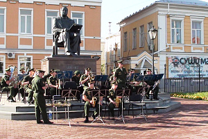 В сквере у памятника Я.П. Гарелину выступил духовой  военный оркестр дома культуры Российской Армии города Тейково.