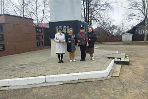 Сегодня 11 апреля в день освобождения узников концлагерей активисты Комсомольского районного совета ветеранов навестили бывших узников концлагерей и возложили цветы к памятному обелиску погибшим в годы  Великой Отечественной войны