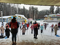 Открытая тренировка по северной ходьбе с участием волонтеров-медиков из ИвГМА в парке «Харинка» 