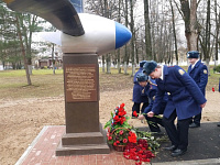  Кадеты Иваново - Вознесенского генерал-фельдмаршала Б.П. Шереметева кадетского корпуса при школе N 43 города Иваново посетили музей Военно-транспортной авиации и возложили цветы к памятнику экипажу самолёта Ил-22.