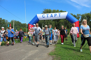 Поклонники северной ходьбы из регионов присоединились к празднованию Дня физкультурника в России