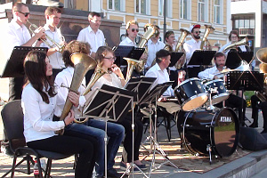 Оркестр музыкального центра "Пульс" продолжил 12 августа программу субботних выступлений "На главной площади с оркестром"
