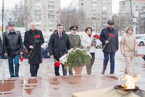 В Иванове в рамках памятных мероприятий ко Дню защитника Отечества возложили цветы к мемориалу Героям фронта и тыла