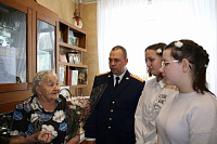 Сотрудники следственного управления поздравили с Международным женским днем ветерана Великой Отечественной войны