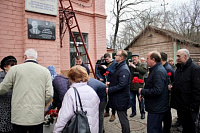 Мемориальную доску Альберту Скобцову установили на здании легкоатлетической спортшколы № 1 в Иванове.