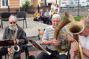 Шуйский духовой оркестр в гарелинском сквере города Иванова с танцевальной музыкой для ветеранов и не только.