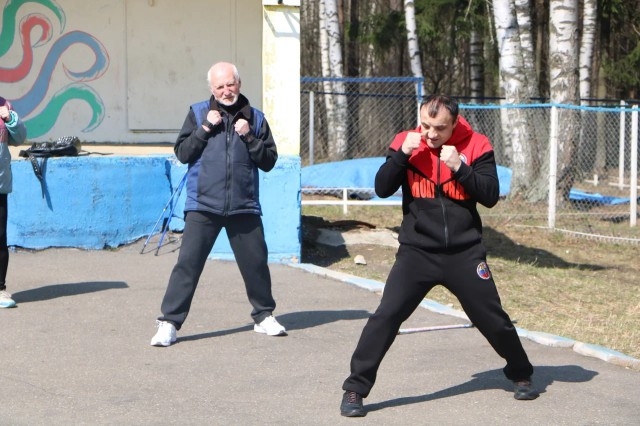 Ветераны города Иванова приняли участие в оздоровительных тренировках на свежем воздухе в рамках партийной акции «ЕР тренирует»