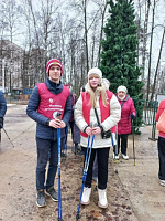 В парках города Иваново им.В.Я.Степанова и "Харинка" по субботам волонтёры-студенты ИвМГУ проводят занятия с ветеранами по северной ходьбе