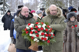На кладбище в м. Балино состоялось возложение цветов к памятному знаку «Блокадникам Ленинграда от ивановцев».