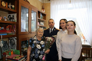 Сотрудники следственного управления поздравили с Международным женским днем ветерана Великой Отечественной войны