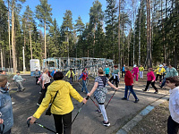 Мастер - класс по северной ходьбе провели в парке "ХАРИНКА" волонтёры-медики ИвГУ Ирина Рожнова и Анна Жамина