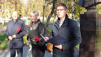 В Иванове почтили память выдающегося советского полководца, маршала Александра Михайловича Василевского. 30 сентября 2026 года у его бюста на улице Маршала Василевского состоялась торжественная церемония возложения цветов