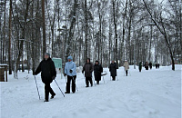 В Ивановских парках Степанова и Революции 1905 года начались занятия по северной ходьбе с ветеранами. 