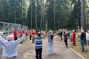 Начиная с 8 июня в парке «Харинка» приступили к занятиям по суставной и дыхательной гимнастике для людей старшего поколения в сочетании с северной ходьбой