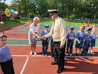 Соревнуются юные десантники.