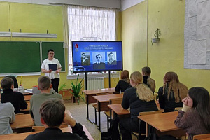К 90-летию со дня рождения выдающегося земляка — капитана третьего ранга Леонида Фёдоровича Коморкина, урок состоялся в МБОУ ООШ № 9, где старшеклассники ознакомились с жизнью и подвигами героя-подводника
